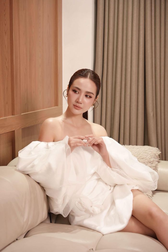 Huyền Lizzie tiếp tục thu hút sự chú ý khi chia sẻ loạt ảnh diện trang phục đầy quyến rũ. Trong bộ đầm màu trắng nhẹ nhàng nhưng được thiết kế táo bạo, giúp nữ diễn viên khéo léo khoe trọn vai trần mịn màng cùng vóc dáng thanh mảnh.