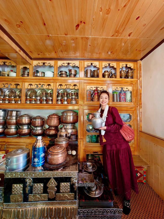 Jennifer Phạm vừa chia sẻ những hình ảnh chuyến hành hương kết hợp du lịch một tuần tại Ladakh, vùng đất nằm ở phía Bắc Ấn Độ, giữa hai dãy núi Karakoram và Himalaya.