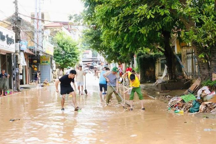 Người dân và lực lượng chức năng xã Na Sầm dọn dẹp sau nước rút (ảnh xã Na Sầm).