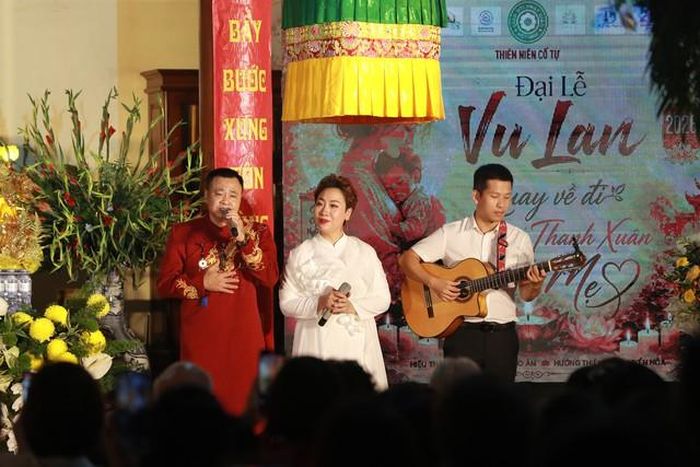 Màn song ca khúc “Mẹ yêu con” của NSND Tự Long và ca sĩ Hiền Anh.