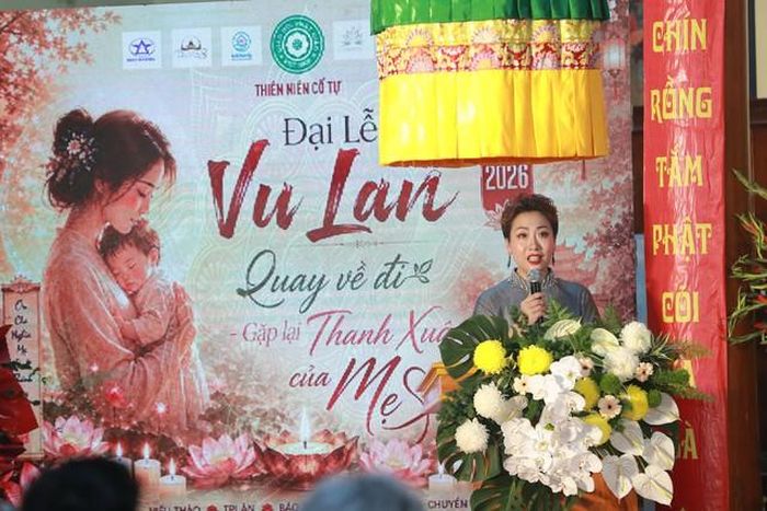 Ca sĩ Hiền Anh chia sẻ tại chương trình.