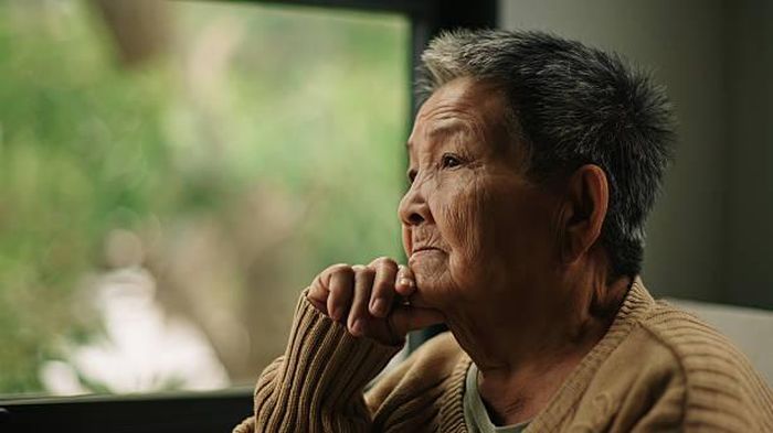 Tự tìm kiếm niềm vui và sự an yên trong tâm hồn là chìa khóa để sống nhẹ nhõm hơn khi về già. Ảnh minh họa: iStock