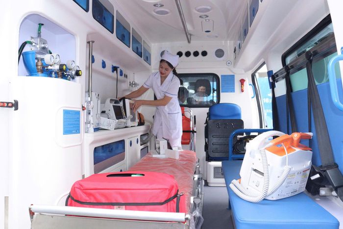 Bên cạnh xây dựng hệ thống tổng đài và nền tảng số, Đề án cũng đặt mục tiêu tăng cường năng lực phương tiện cấp cứu ngoại viện. Mạng lưới sẽ được tăng cường xe cứu thương tại các địa bàn, hướng tới tối thiểu 1 xe/100.000 dân.Ảnh: Lê Hảo