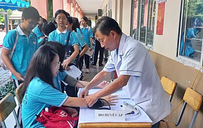 Học sinh trường THCS Bình Thọ được khám sức khỏe trước khi bước vào năm học mới. Ảnh: Mimosa