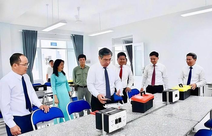 Lãnh đạo TPHCM tham quan ngôi trường mới mang tên Đại tướng Võ Nguyên Giáp. Ảnh: Đ.T