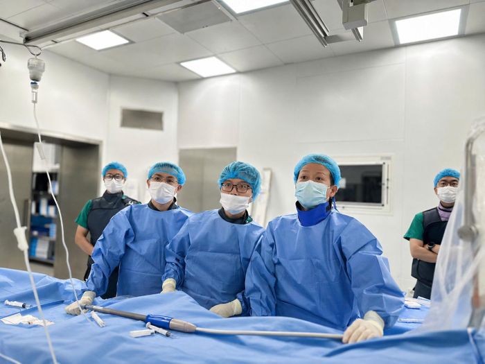 Ê-kíp thực hiện can thiệp đặt stent graft cho người bệnh phình lớn động mạch chủ ngực phức tạp. Ảnh: BVCC
