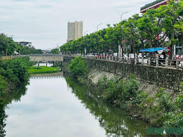 Gần 3,4 km kênh Bắc vẫn là dòng kênh hở, trong khi địa phương nghiên cứu phương án ngầm hóa toàn tuyến để cải thiện môi trường và chỉnh trang đô thị. Ảnh: Song Hoàng.