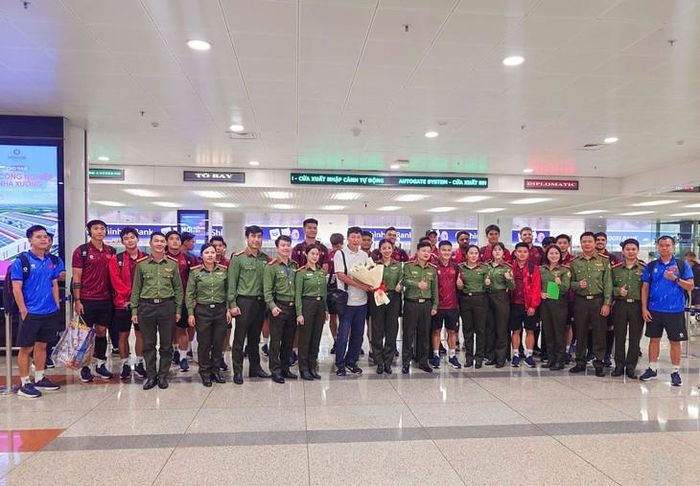 Rất nhiều người hâm mộ đã có mặt tại sân bay để chào đón, gửi lời chúc mừng tới thầy trò HLV Kim Sang Sik sau chiến thắng 2-0 trước Thái Lan ở trận chung kết lượt đi. Ảnh: VFF