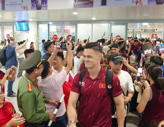 Lê Giang Patrik được bình chọn là Cầu thủ xuất sắc nhất trận chung kết lượt đi ASEAN Championship 2026 sau màn trình diễn ấn tượng, góp phần giúp ĐT Việt Nam giữ sạch lưới và giành chiến thắng 2-0 trước Thái Lan. Tuy nhiên, thủ môn của ĐT Việt Nam khẳng định điều quan trọng nhất vẫn là chiến thắng của tập thể và toàn đội cần tiếp tục tập trung cho trận lượt về trên sân Mỹ Đình. Ảnh: VFF