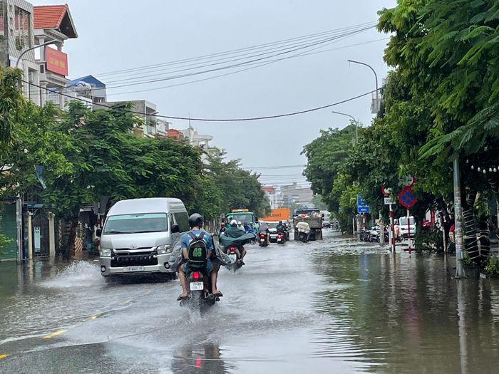 Đến sáng nay, đoạn đường Ngô Gia Tự - Sân bay nước vẫn chưa rút nhiều. Ảnh: Thùy Dung.