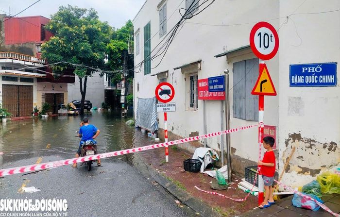 Nhiều điểm ngập sâu được chính quyền căng dây cảnh báo người dân hạn chế qua lại. Ảnh: ĐT