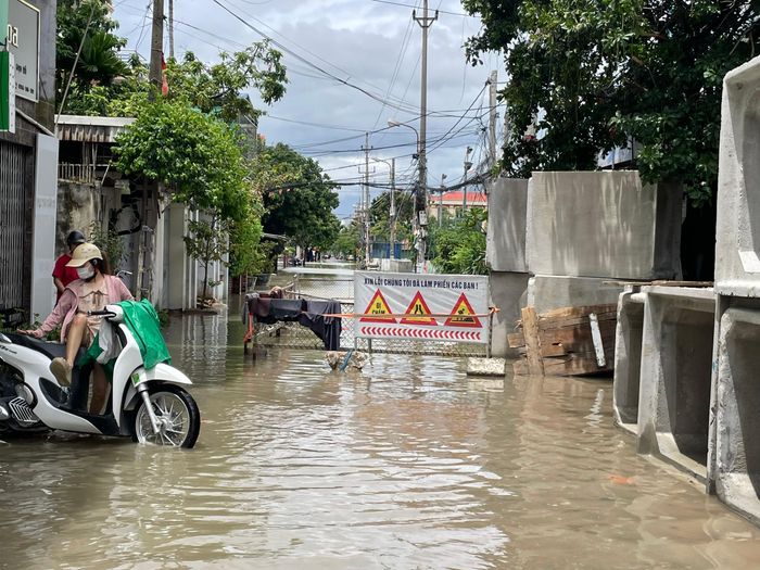 Đơn vị thi công đã đặt biển cảnh báo cho người dân khi đi qua khu vực Trung Lực. Ảnh: Thùy Dung