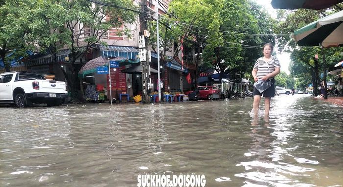 Nhiều tuyến phố nước vẫn chưa rút, gây khó khăn cho người dân đi lại. Ảnh: ĐT