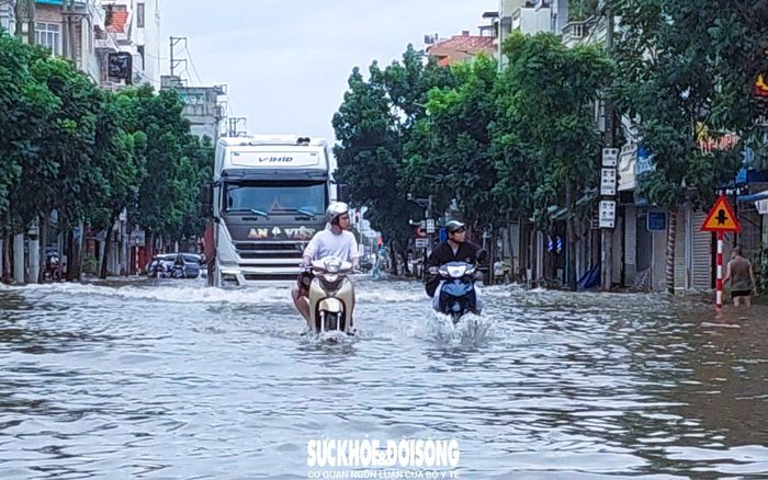 Đường phố phía Tây nước vẫn mênh mông chưa rút nhiều. Ảnh: ĐT