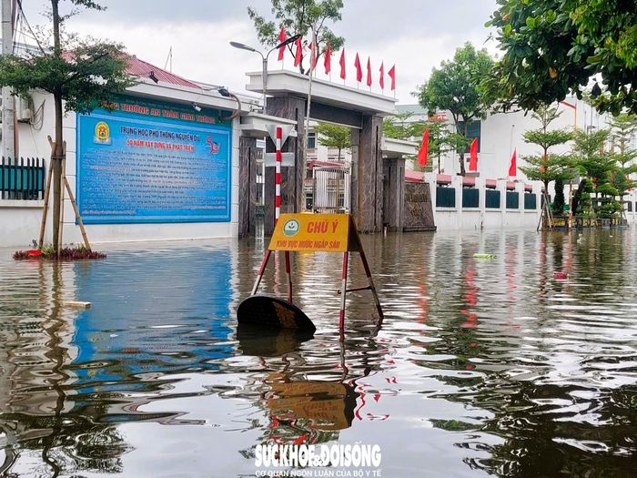 Khu vực trường học nước vẫn mênh mông. Ảnh: ĐT
