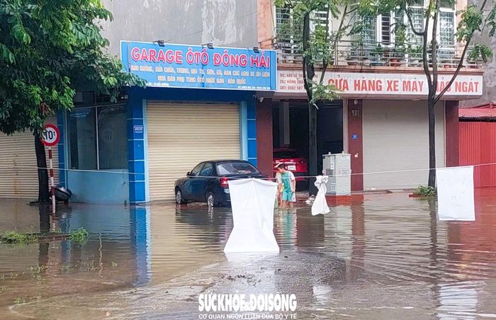 Một số điểm có hố sâu được chính quyền chăng dây cảnh báo nguy hiểm, hạn chế người qua lại. Ảnh: ĐT