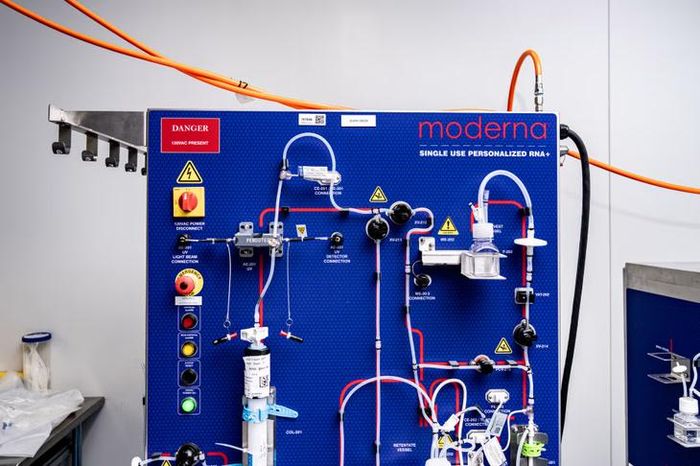 Thiết bị xử lý chuyên dụng của Moderna tự động hóa quy trình tổng hợp và tinh chế mRNA. Ảnh: Mel Musto/ WSJ