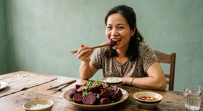 Ăn quá nhiều củ dền hoặc dùng sai cách có thể gây sỏi thận, làm hạ huyết áp quá mức, hoặc đổi màu nước tiểu... Ảnh minh họa AI