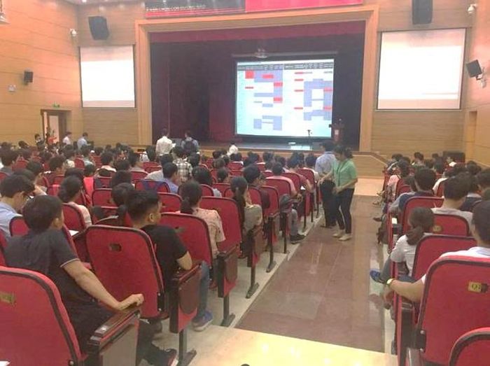 Căng thẳng và kịch tính tại Match Day 2016 nhìn từ hai góc độ với màn hình niêm yết chỉ tiêu đếm ngược theo thời gian thực đầy áp lực và toàn cảnh hội trường dõi theo từng lượt xướng tên chọn ngành trên sân khấu.