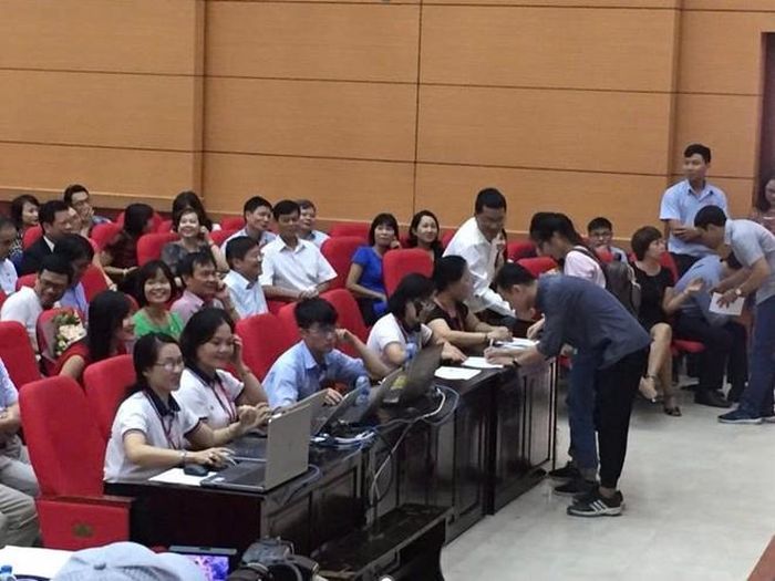 Khoảnh khắc tân bác sĩ đặt bút ký xác nhận chuyên ngành cùng sự trao gửi niềm tin qua từng cái bắt tay chúc mừng giữa thầy và trò ngay tại hội trường Match Day 2016.