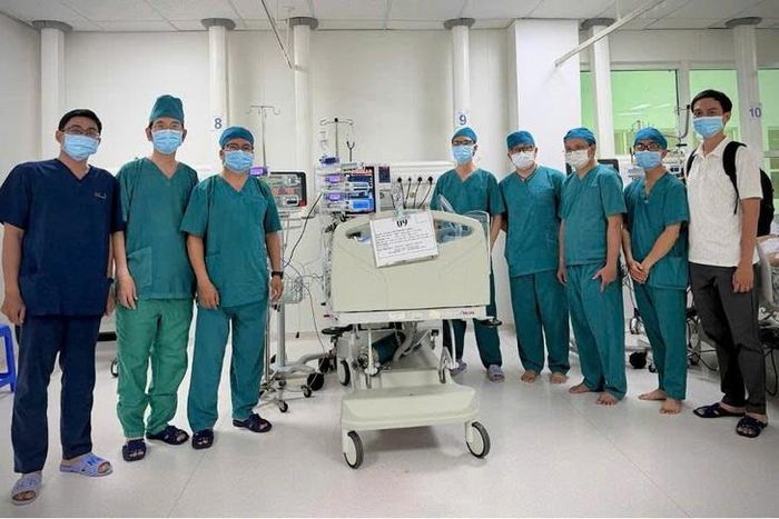 Ê-kíp bác sĩ Bệnh viện Nhi Đồng 2 và bác sĩ Bệnh viện Nhi Đồng Thành phố đã lấy trọn 3 mảnh xương lươn ra cho bệnh nhi - Ảnh: BV cung cấp