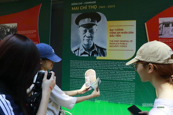 Các bạn trẻ tại không gian trưng bày. Ảnh: T.Anh