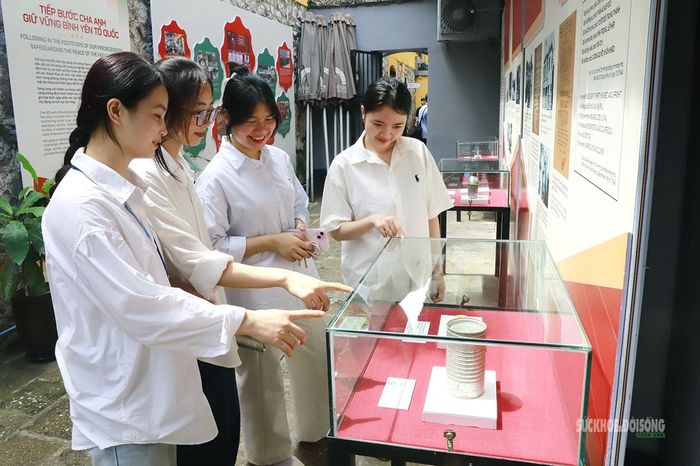 Các bạn trẻ  chăm chú quan sát những kỷ vật được trưng bày tại Hỏa Lò. Ảnh: T.Anh