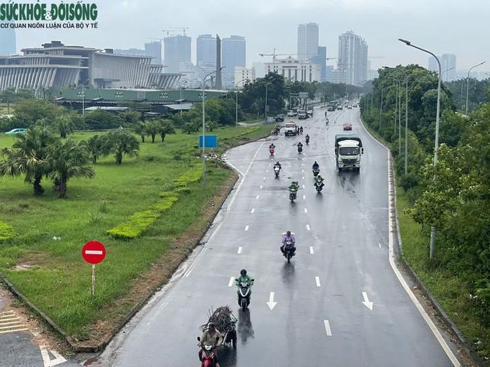 Ghi nhận tại đường gom Đại lộ Thăng Long cả 2 chiều, đoạn trước Bảo tàng Lịch sử Quân sự Việt Nam, sau những đợt mưa lớn, mặt đường chỉ còn đọng nước nhỏ, phương tiện vẫn lưu thông bình thường. Đây từng là khu vực thường xuyên khiến người dân lo ngại mỗi khi Hà Nội có mưa to. Ảnh : Phúc Đức