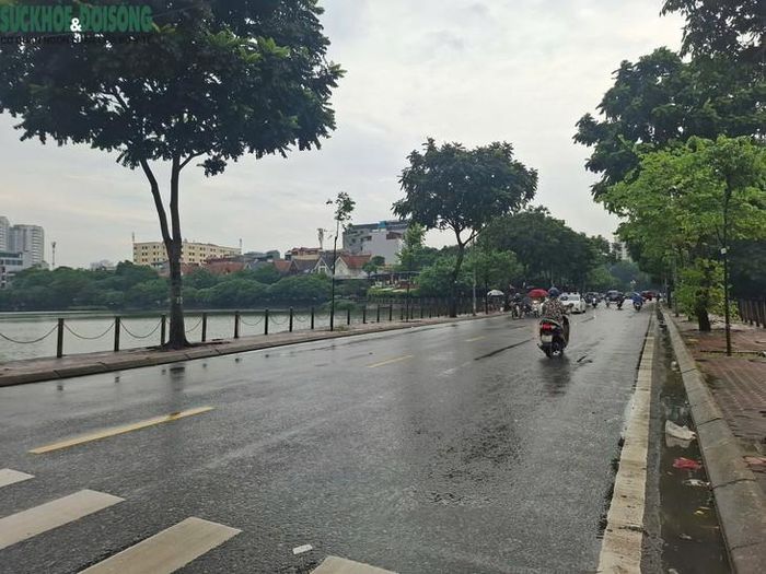 Tại đường 19/5, khu đô thị Văn Quán, đoạn qua hồ Văn Quán, không còn xuất hiện các vũnh nước lớn. Đây là điều đáng chú ý bởi khu vực này từng được người dân nhắc đến như một trong những điểm dễ ngập mỗi khi có mưa kéo dài. Ảnh: Quỳnh Mai