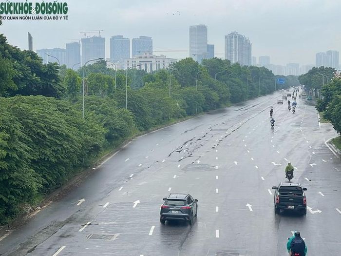 Theo ghi nhận của phóng viên Báo Sức khoẻ và Đời sống, sau nhiều ngày chịu ảnh hưởng của mưa lớn do áp thấp nhiệt đới và bão số 4, nhiều tuyến đường từng được xem là “điểm đen” ngập úng tại Hà Nội nay chuyển biến tích cực. Tại những khu vực này, sau nhiều đợt mưa lớn kéo dài, tình trạng ngập sâu không còn xuất hiện. Ảnh: Phúc Đức