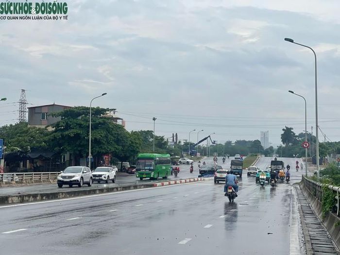 Tình trạng tương tự cũng được ghi nhận tại khu vực cầu Ngà. Đây là tuyến đường có mật độ phương tiện khá cao, từng là "điểm đen" ngập úng sau mưa lớn. Tuy nhiên, những ngày vừa qua, nước trên mặt đường được tiêu thoát nhanh, không hình thành điểm ngập cục bộ kéo dài. Yến Trang, 24 tuổi, thường xuyên đi làm qua khu vực cầu Ngà cho biết, trong những ngày mưa lớn kéo dài vừa qua, cô không thấy tình trạng ngập úng ở khu vực này. Ảnh: Phúc Đức