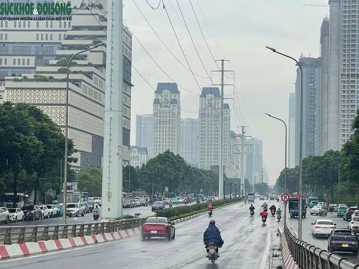 Tại khu vực trước sân vận động Mỹ Đình và đường Châu Văn Liêm, khả năng tiêu thoát nước cũng cho thấy sự thay đổi rõ rệt. Sau mưa lớn, không xuất hiện những vùng nước sâu gây cản trở giao thông. Các phương tiện vẫn có thể lưu thông qua khu vực với tốc độ bình thường. Ảnh: Phúc Đức