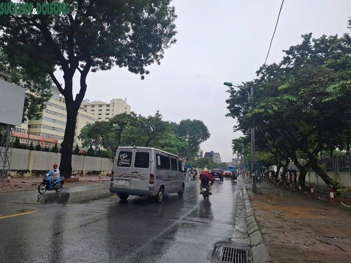 Tại đường Phùng Hưng, đoạn qua Học viện Quân Y; ngã ba Phùng Hưng - Phạm Tu, khu vực sát cổng Bệnh viện K Tân Triều, tình trạng cũng tương tự. Đây đều là những khu vực trước đây từng ghi nhận ngập úng cục bộ khi mưa lớn. Song qua thực tế đợt mưa vừa qua, nước không còn dồn ứ kéo dài trên mặt đường. Ảnh: Quỳnh Mai