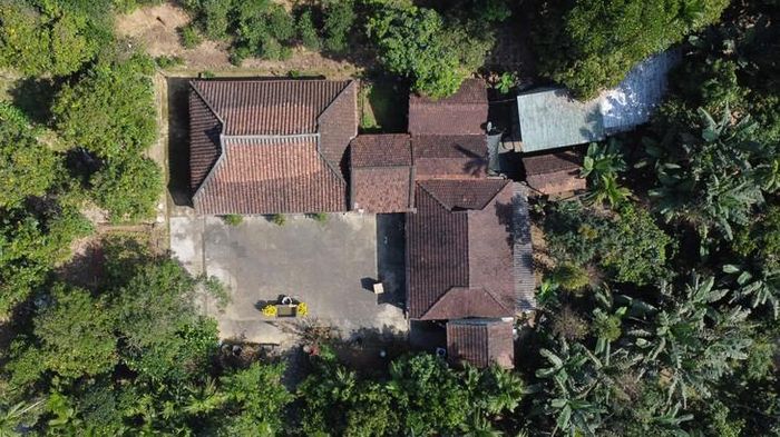 Hiện làng còn khoảng 8 ngôi nhà gỗ truyền thống. Ảnh: Bích Vân