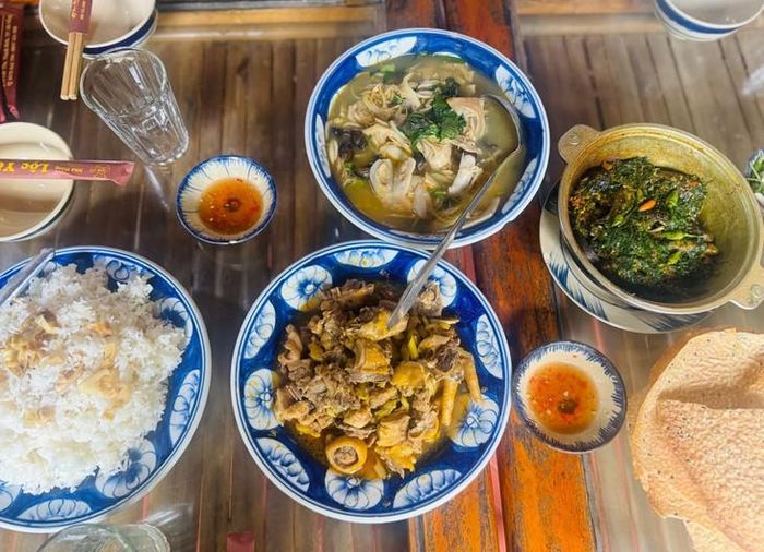 Mâm cơm ở làng Lộc Yên với những món ăn đặc sắc vùng trung du xứ Quảng gồm cơm độn mít, gà kho, cá đồng kho lá nghệ, canh mít non nấu ốc. Ảnh: Bích Vân