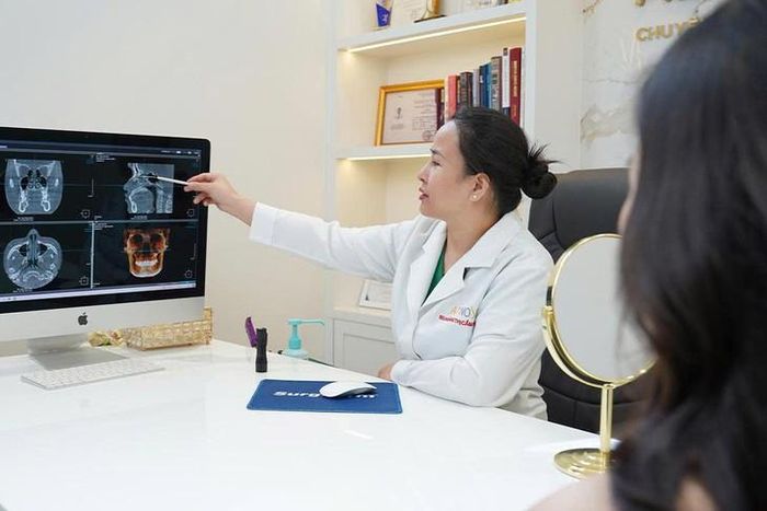 Bác sĩ CKI. Hoàng Nhung tư vấn trực tiếp cho khách hàng.