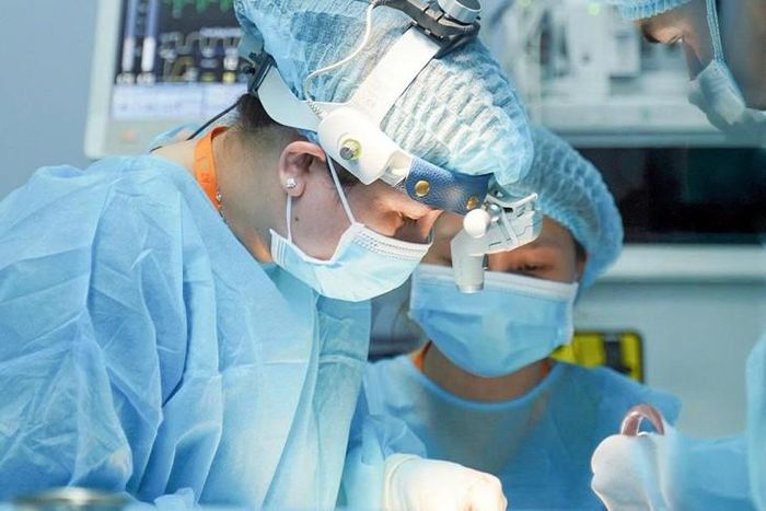Bác sĩ CKI. Hoàng Nhung trong ca phẫu thuật nâng mũi cấu trúc