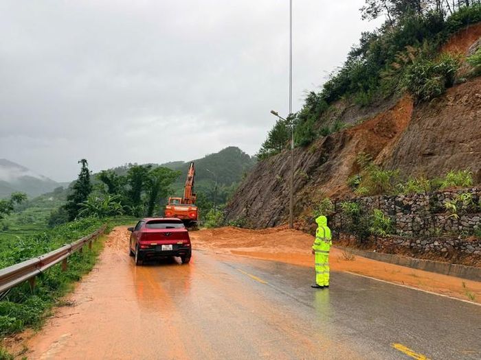 Một số điểm sạt lở trên QL18 đã được các lực lượng chức năng dọn dẹp, đảm bảo giao thông thông suốt. Ảnh: CAQN