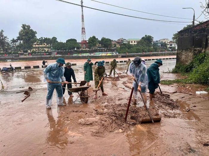 Các lực lượng chức năng xã Tiên Yên khẩn trương khắc phục hậu quả mưa lũ. Ảnh: DDCI Tiên Yên