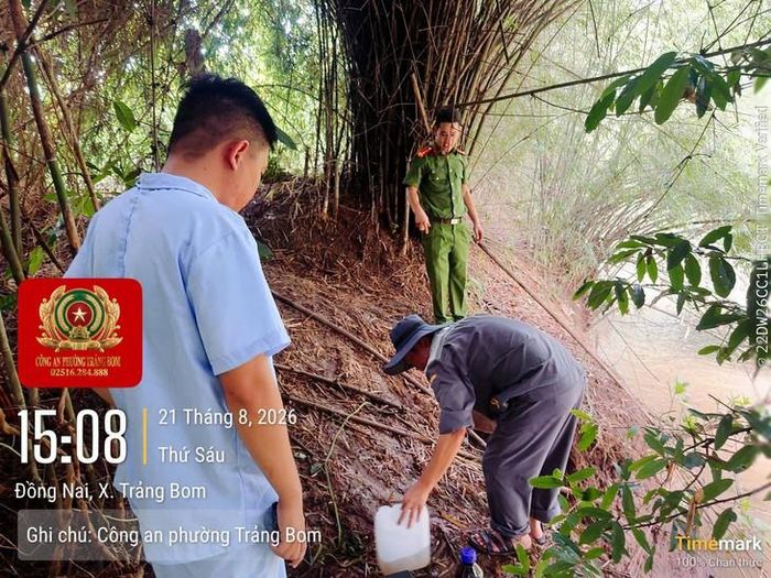 Cơ quan chức năng lấy mẫu nước thải tại vị trí cống xả trước khi ra suối để phân tích các thông số môi trường. Ảnh: Công an TP Đồng Nai.