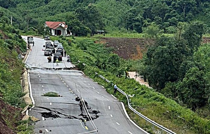 Hàng trăm điểm sạt lở, ngập úng xuất hiện tại Lạng Sơn sau mưa lớn, trong đó nhiều tuyến quốc lộ, đường tỉnh bị ảnh hưởng, có nơi ách tắc giao thông. (Ảnh Cục Đường bộ VN)
