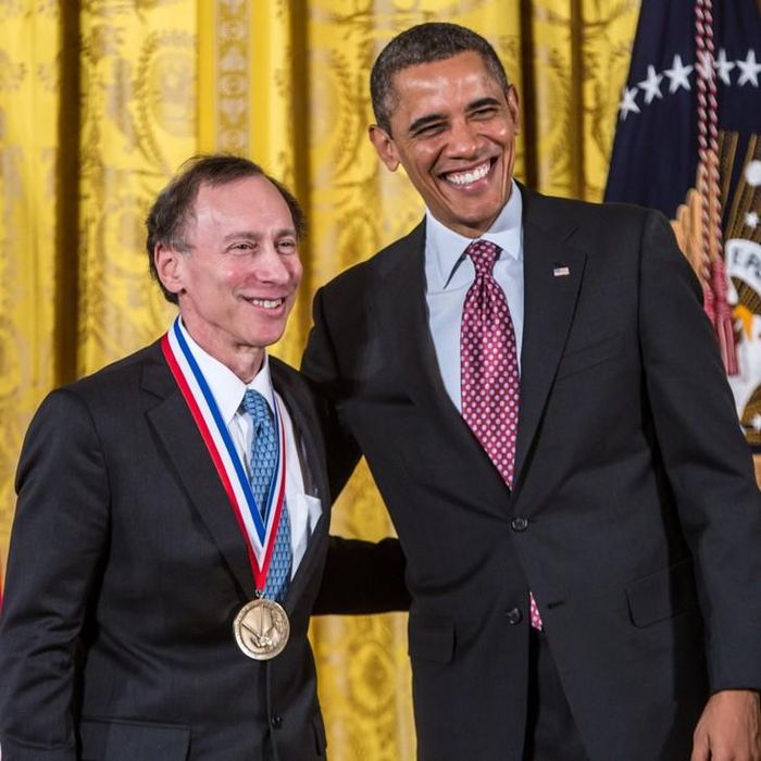 Giáo sư Robert Langer được cựu Tổng thống Mỹ Barack Obama trao tặng Huân chương Quốc gia về Công nghệ và Sáng tạo năm 2013. Ảnh: Brendan Hoffman/Getty Images.