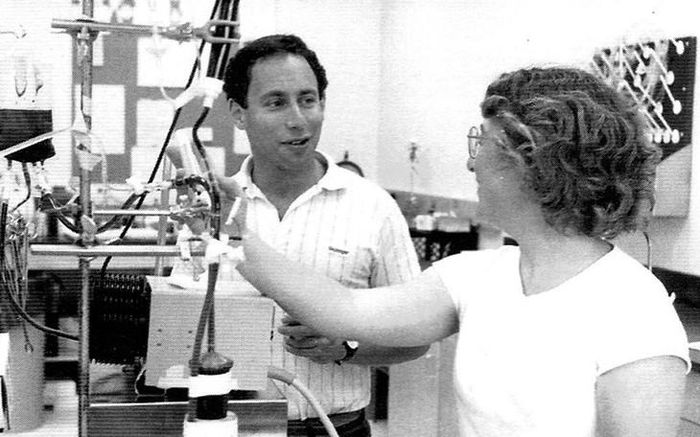 Giáo sư Robert Langer thời trẻ trong phòng thí nghiệm của MIT. Ảnh: Biomedical Scientist.
