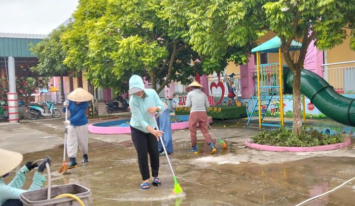 Giáo viên Trường Mầm non Khúc Thừa Dụ dọn vệ sinh sẵn sàng đón trẻ trở lại trường. Ảnh: Quỳnh Hoa.