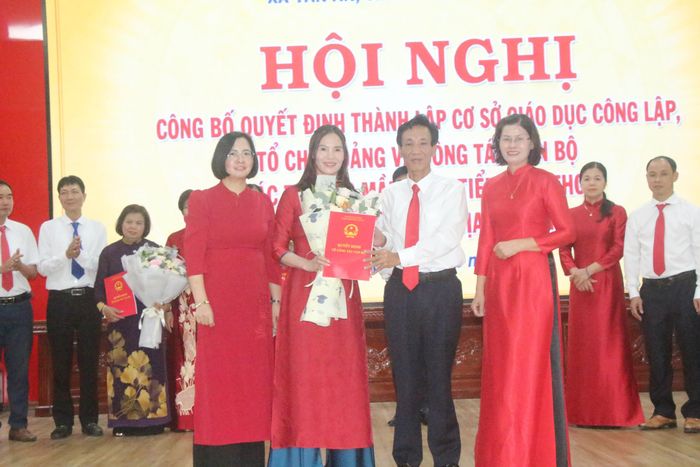 Ban giám hiệu Trường Tiểu học Tân An 2 sau sáp nhập. Ảnh: Đ.Tùy.