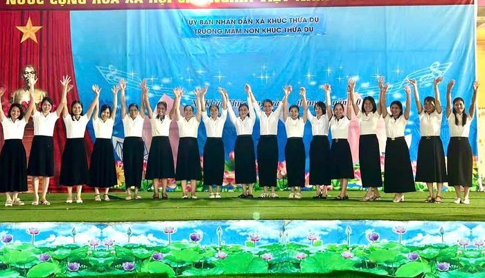Niềm vui của cán bộ, giáo viên, nhân viên Trường Mầm non Khúc Thừa Dụ sau sáp nhập. Ảnh: Đào Ngần.