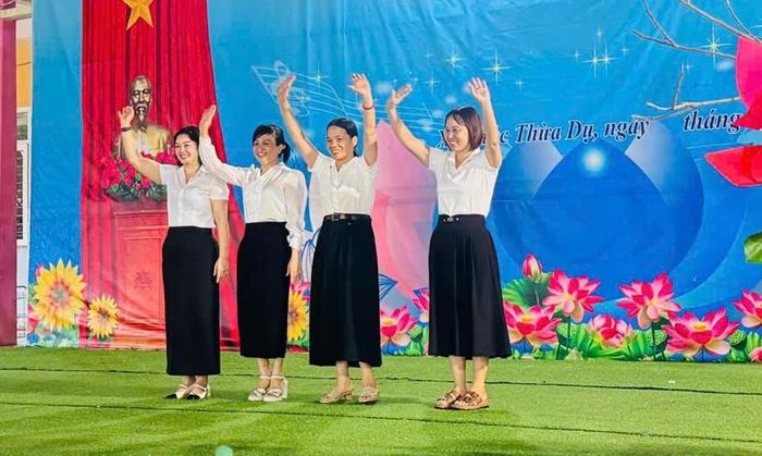 Ban giám hiệu mới của Trường Mầm non Khúc Thừa Dụ ra mắt. Ảnh: Đào Ngần.