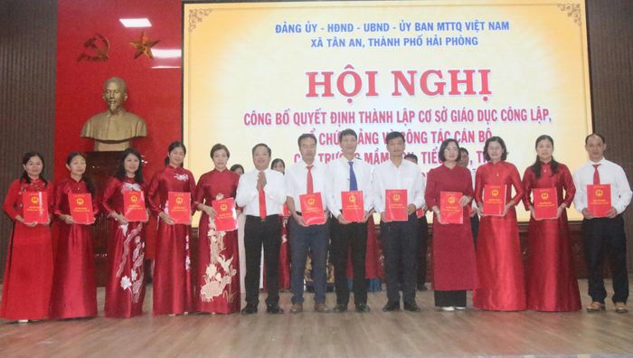 Chính quyền xã Tân An trao quyết định về công tác cán bộ ở những trường sau sắp xếp. Ảnh: Đ.Tùy.