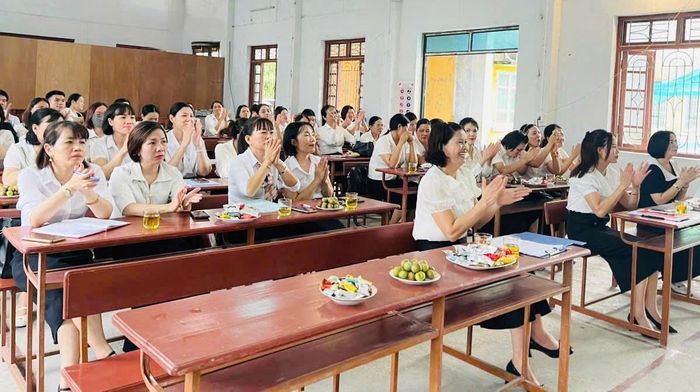 Niềm vui của cán bộ, giáo viên, nhân viên Trường Tiểu học Tân An 2 trong Hội nghị triển khai năm học. Ảnh: Đ.Tùy.