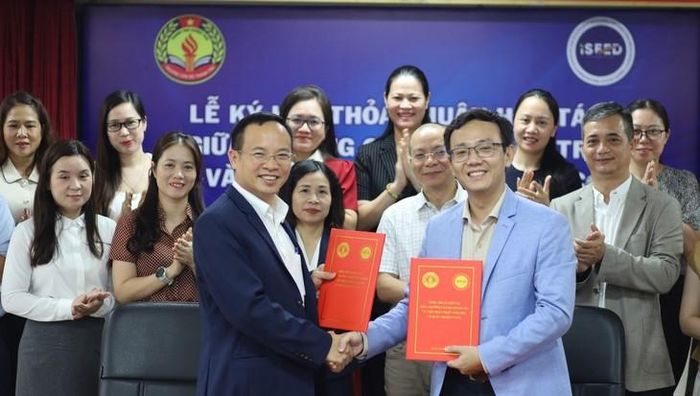 Ông Nguyễn Văn Lương, Hiệu trưởng Trường Cán bộ Thanh tra và Ông Phạm Ngọc Quang Trung, Viện trưởng Viện Phát triển Giáo dục và Quản trị bền vững thực hiện Ký kết thỏa thuận hợp tác. Ảnh: PV
